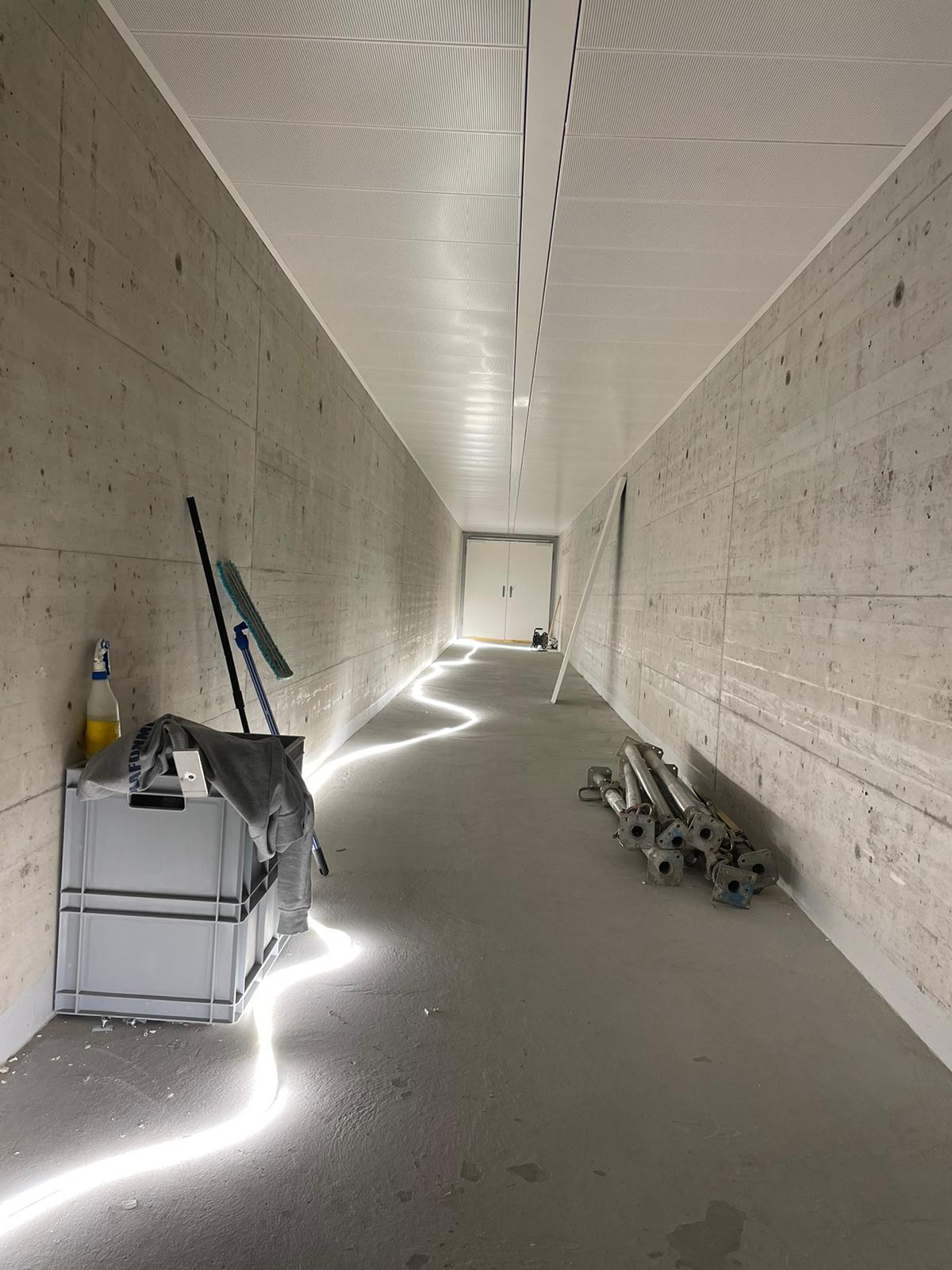 Plafond métallique linéaire perforé