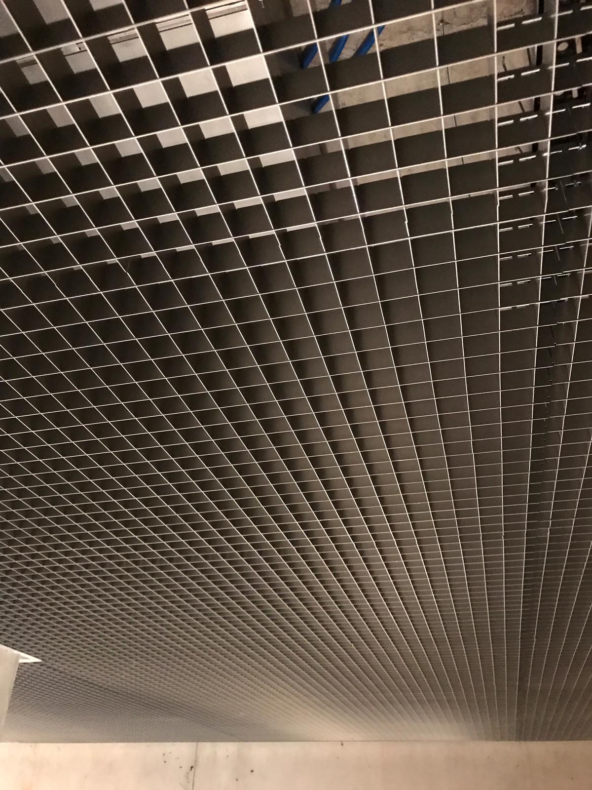 Plafond métallique cellulaire réalisé par Plafond Montage SA
