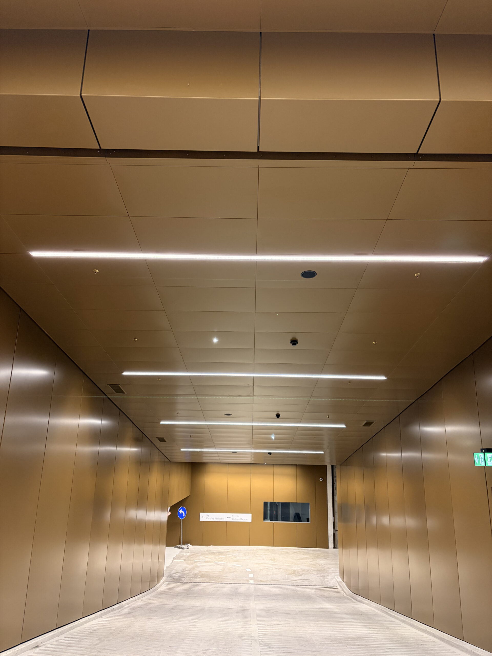 Plafond métallique architectural avec luminaires intégrés