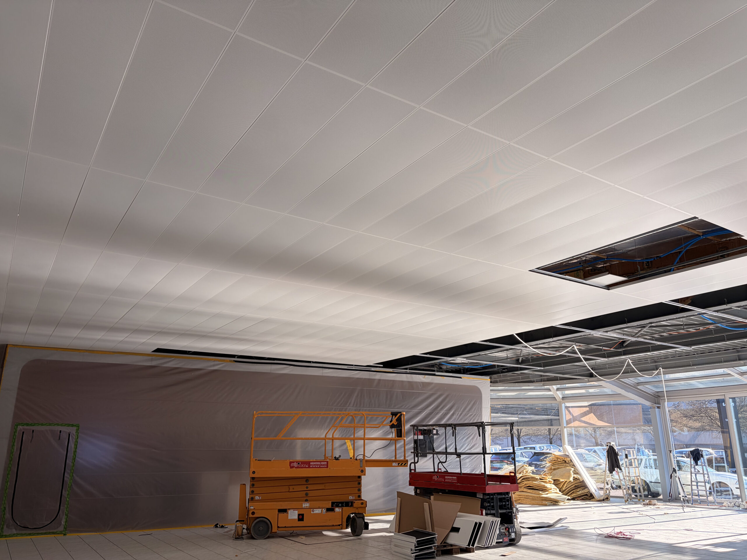 Plafond métallique avec structure filaire