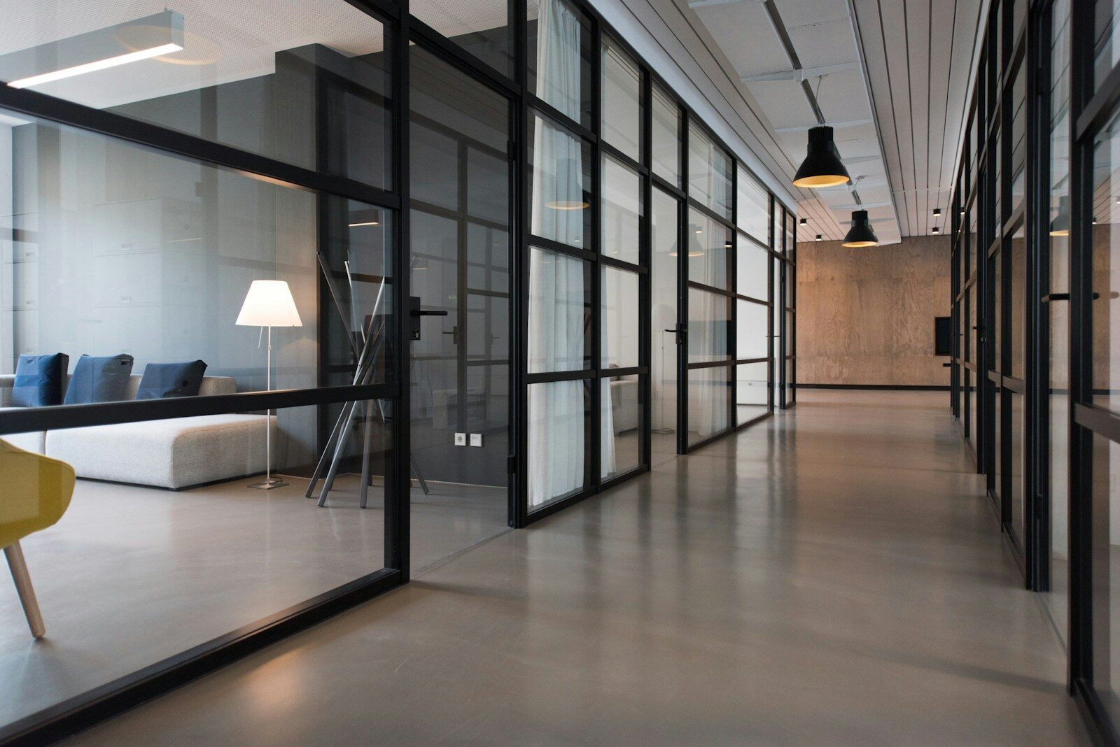 Couloir de bureaux avec cloisons vitrées